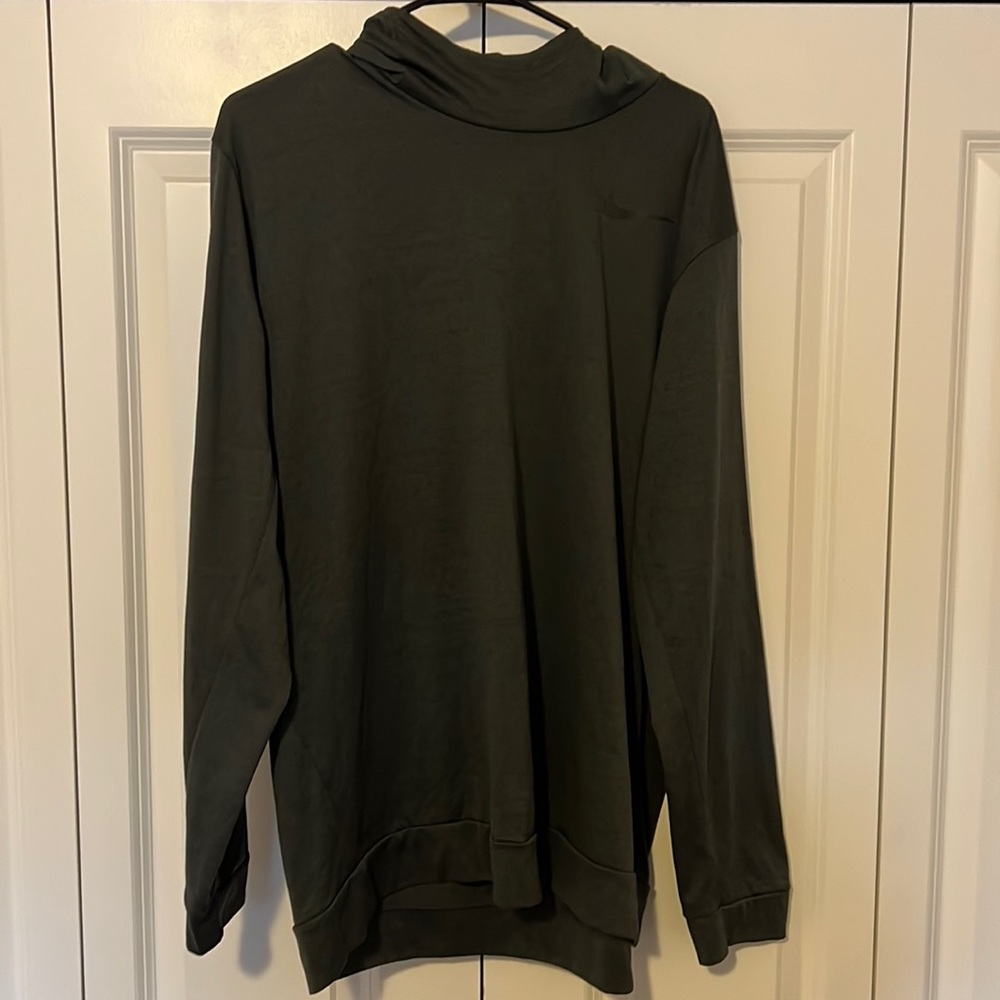 Nike DRI-FIT Long Sleeve w/ Hood.
